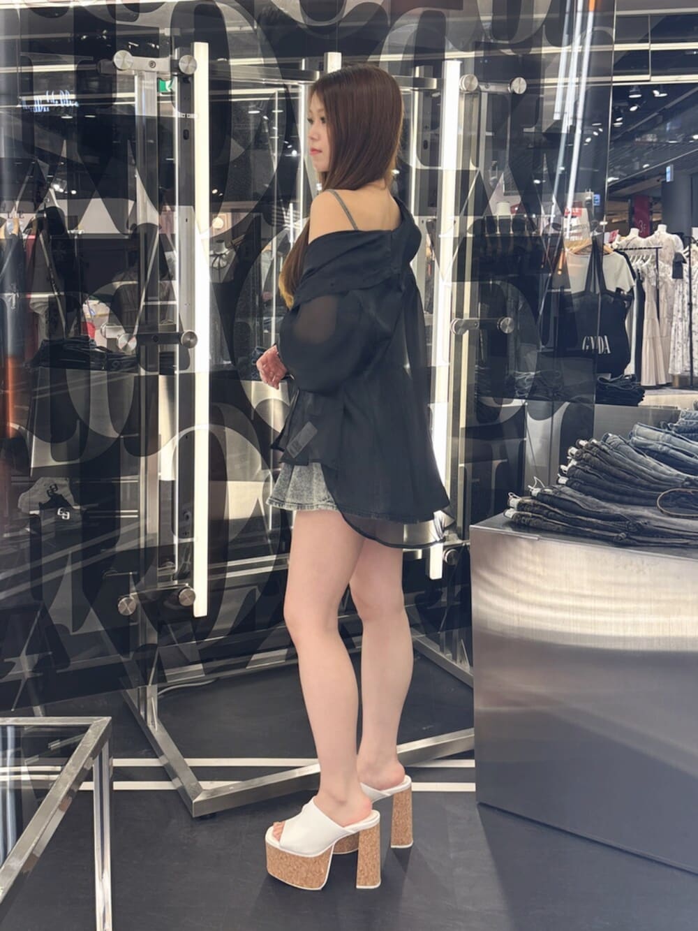 ホワイト系のサンダル、ブラック系のシャツ/ブラウス、ブルー系のワンピースを着用したレディースの夏コーディネートの2枚目の写真