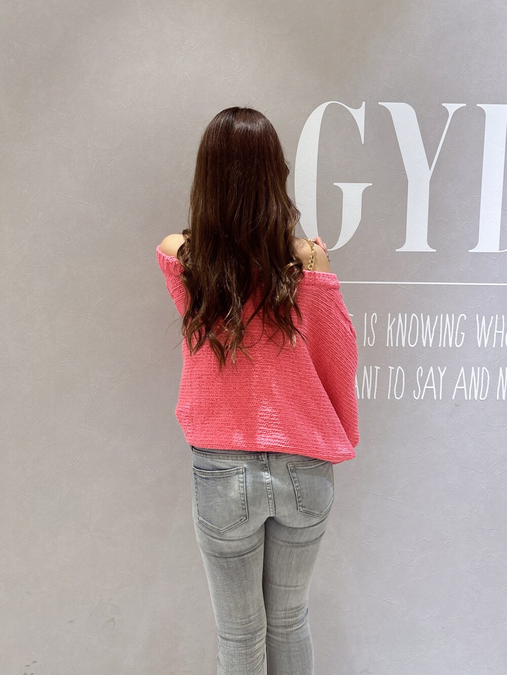 ホワイト系のキャミソール、ピンク系のカーディガン/ボレロ、ブルー系のデニムパンツを着用したレディースの春コーディネートの8枚目の写真