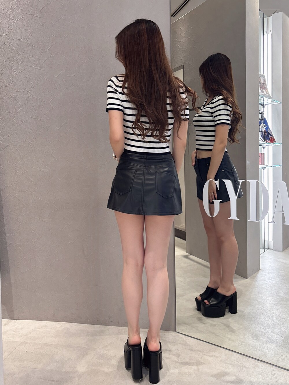 その他のニット/セーター、ブラック系のスカート、ブラック系のサンダルを着用したレディースの夏コーディネートの4枚目の写真