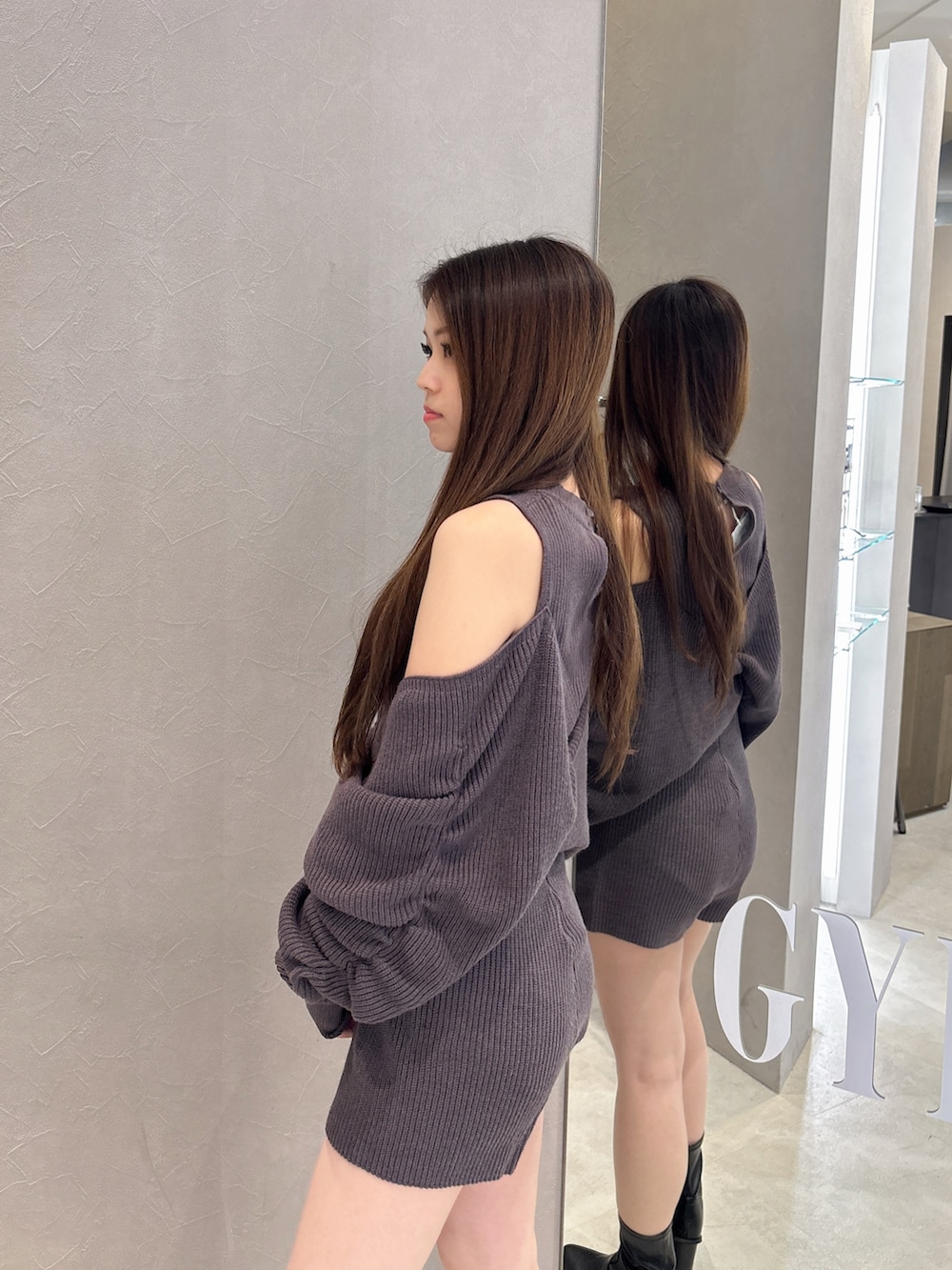 グレー系のつなぎ/オールインワン、ブラック系のブーツを着用したレディースの秋コーディネートの5枚目の写真