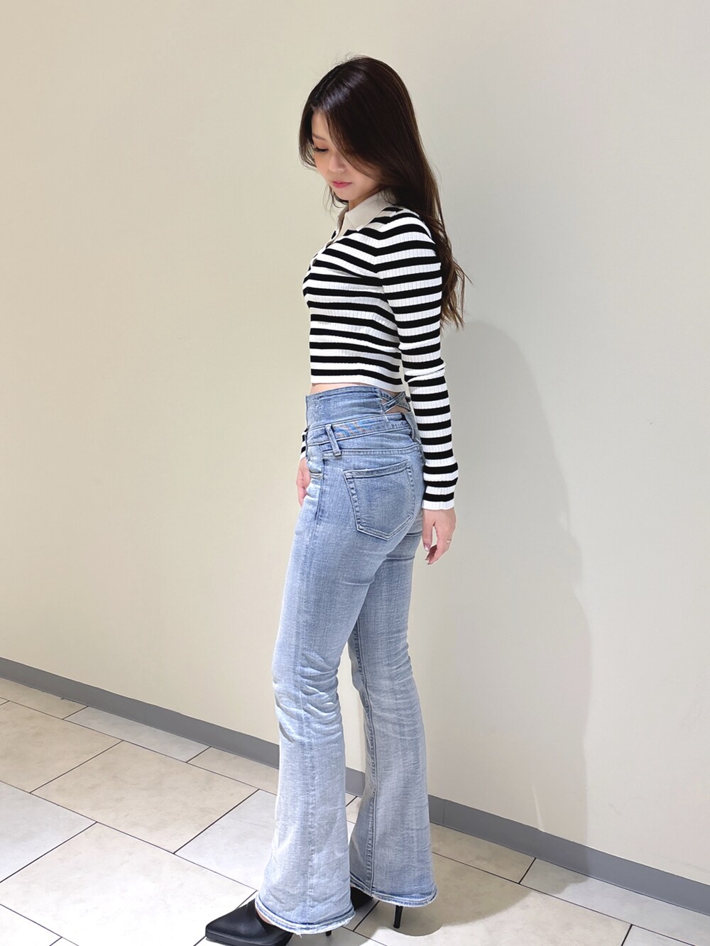 その他のニット/セーター、ブルー系のデニムパンツ、ブラック系のパンプスを着用したレディースの冬コーディネートの3枚目の写真