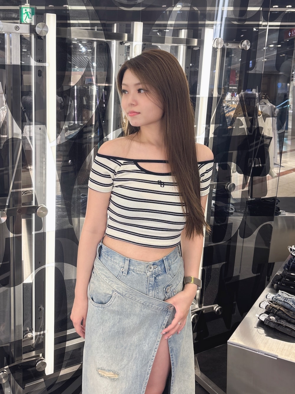その他のTシャツ/カットソー、ブルー系のデニムスカート、ホワイト系のサンダルを着用したレディースの夏コーディネートの4枚目の写真