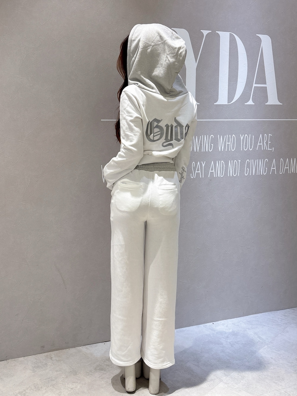 「GYDAのBACK GYDA embroidery GLITTERパーカー（パーカー、ホワイト系）」を使った、rimikaさん（レディース・157cm）の夏コーディネートの3枚目の写真
