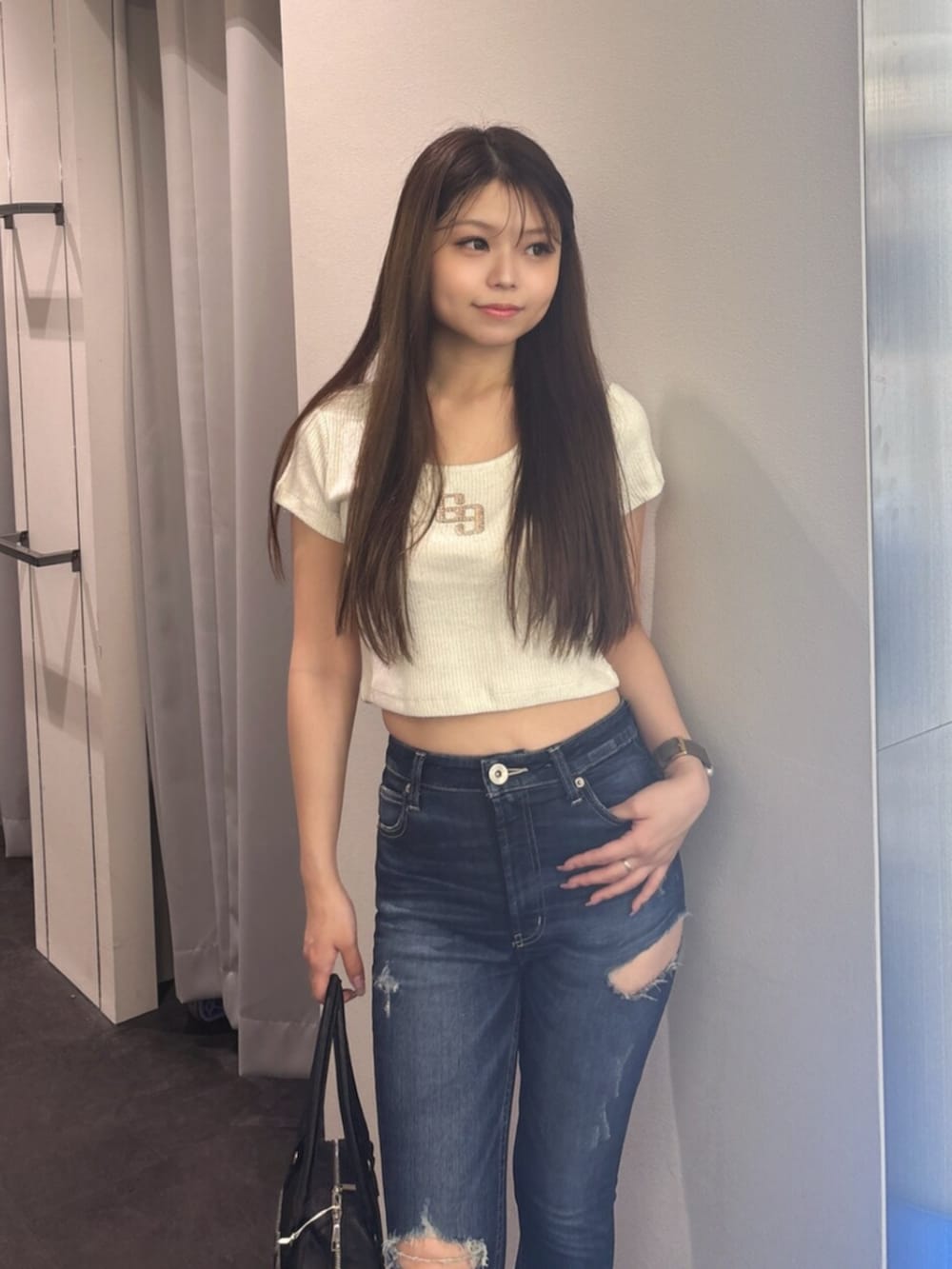ブルー系のデニムパンツ、ホワイト系のサンダル、ホワイト系のTシャツ/カットソーを着用したレディースの夏コーディネートの4枚目の写真