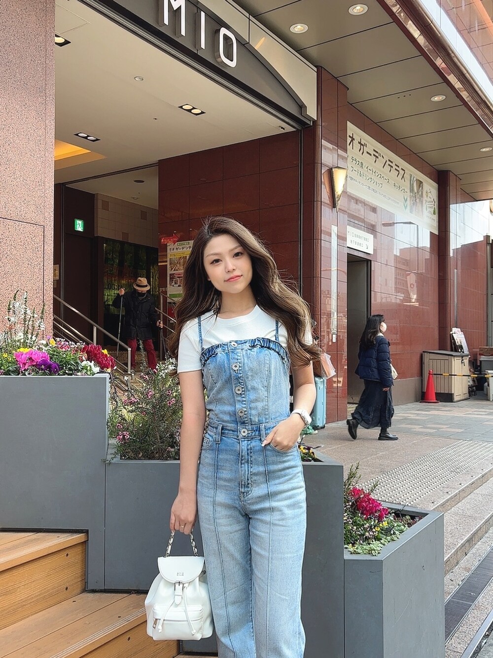 ホワイト系のTシャツ/カットソー、ブルー系のサロペット/オーバーオール、ホワイト系のバックパック/リュックを着用したレディースの春コーディネートの6枚目の写真