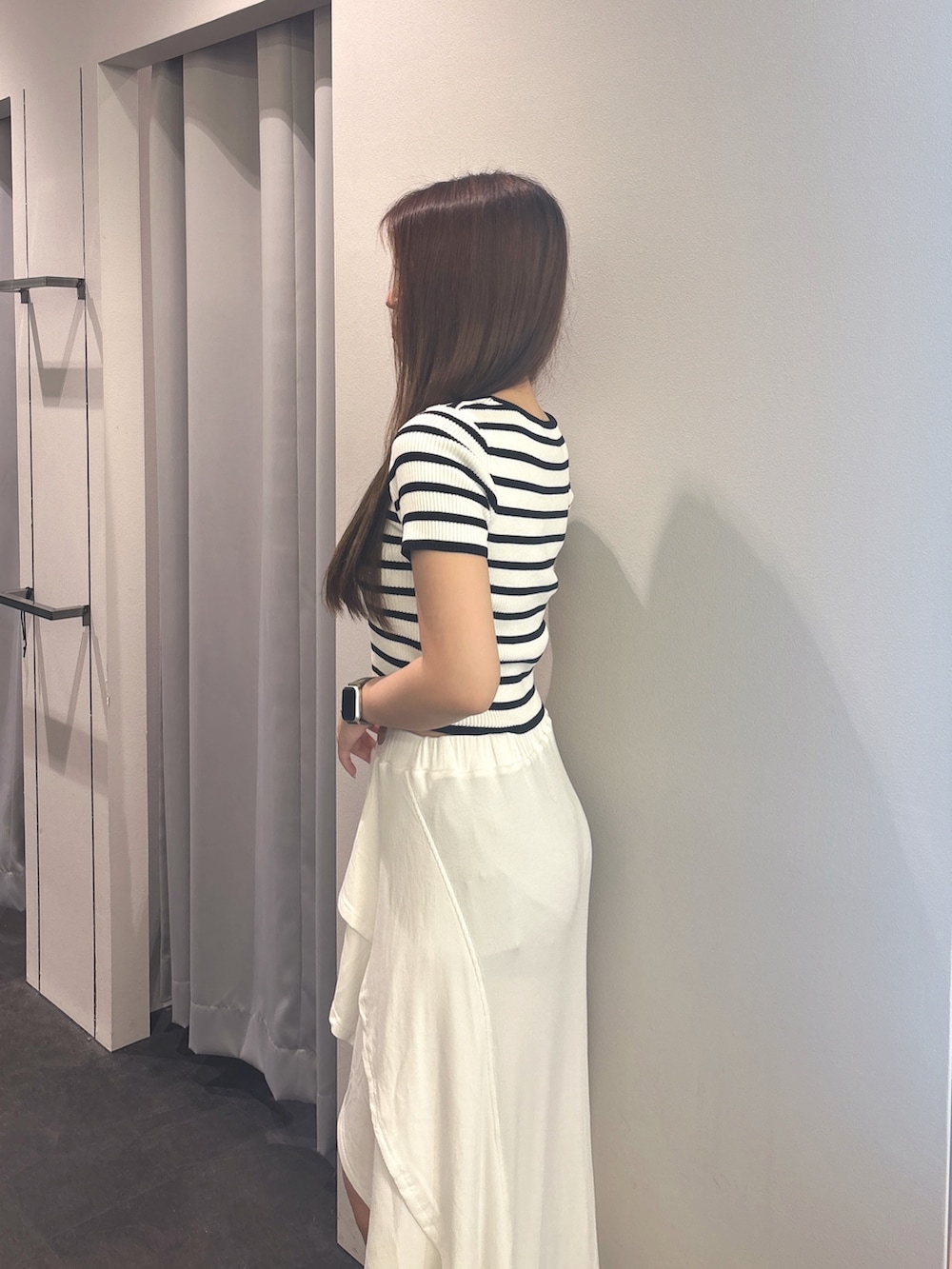 その他のTシャツ/カットソー、ホワイト系のスカート、ホワイト系のハンドバッグを着用したレディースの夏コーディネートの5枚目の写真