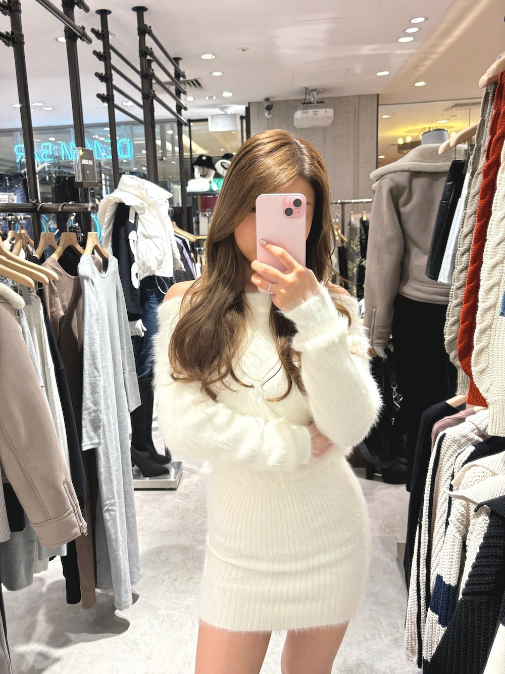 ホワイト系のワンピース、ブラック系のブーツを着用したレディースの秋コーディネートの3枚目の写真