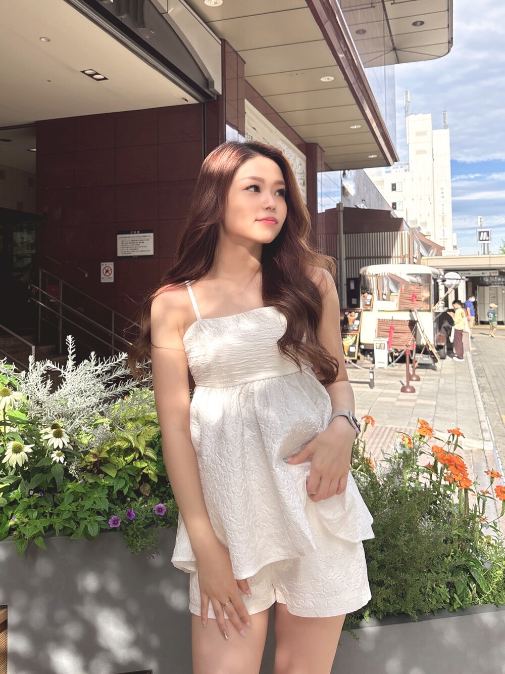 ホワイト系のシャツ/ブラウス、ホワイト系のその他パンツ、ホワイト系のサンダルを着用したレディースの夏コーディネートの5枚目の写真