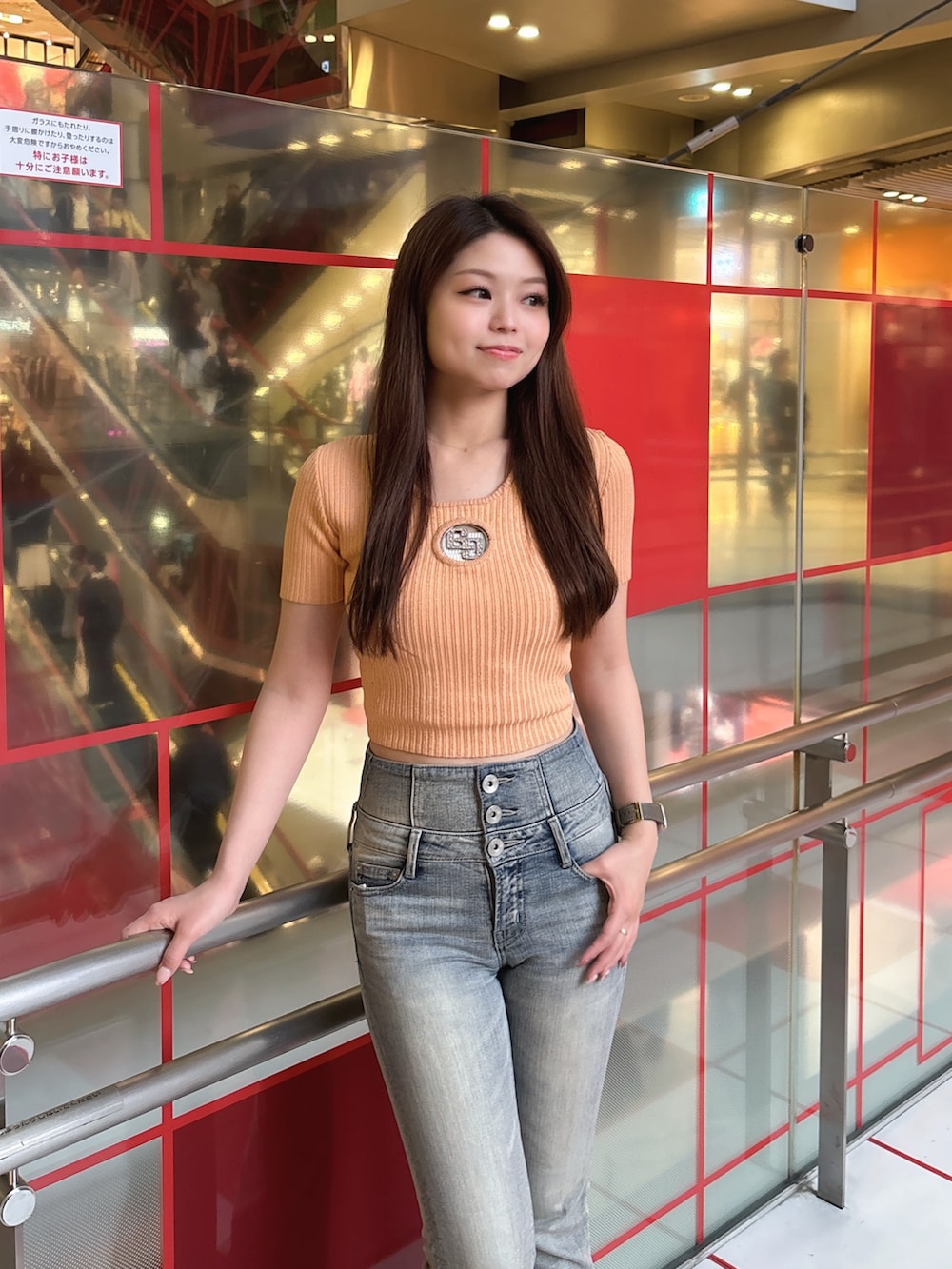 ブラック系のニット/セーター、ブラック系のブーツ、ブルー系のデニムパンツを着用したレディースの春コーディネートの4枚目の写真