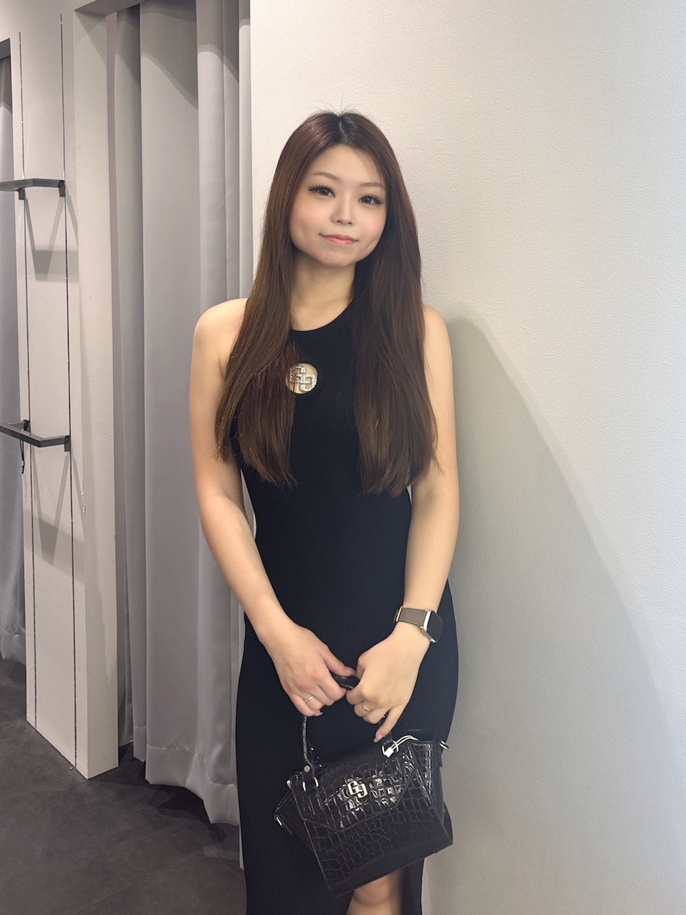ブラック系のワンピース、ホワイト系のサンダル、ホワイト系のハンドバッグを着用したレディースの夏コーディネートの4枚目の写真