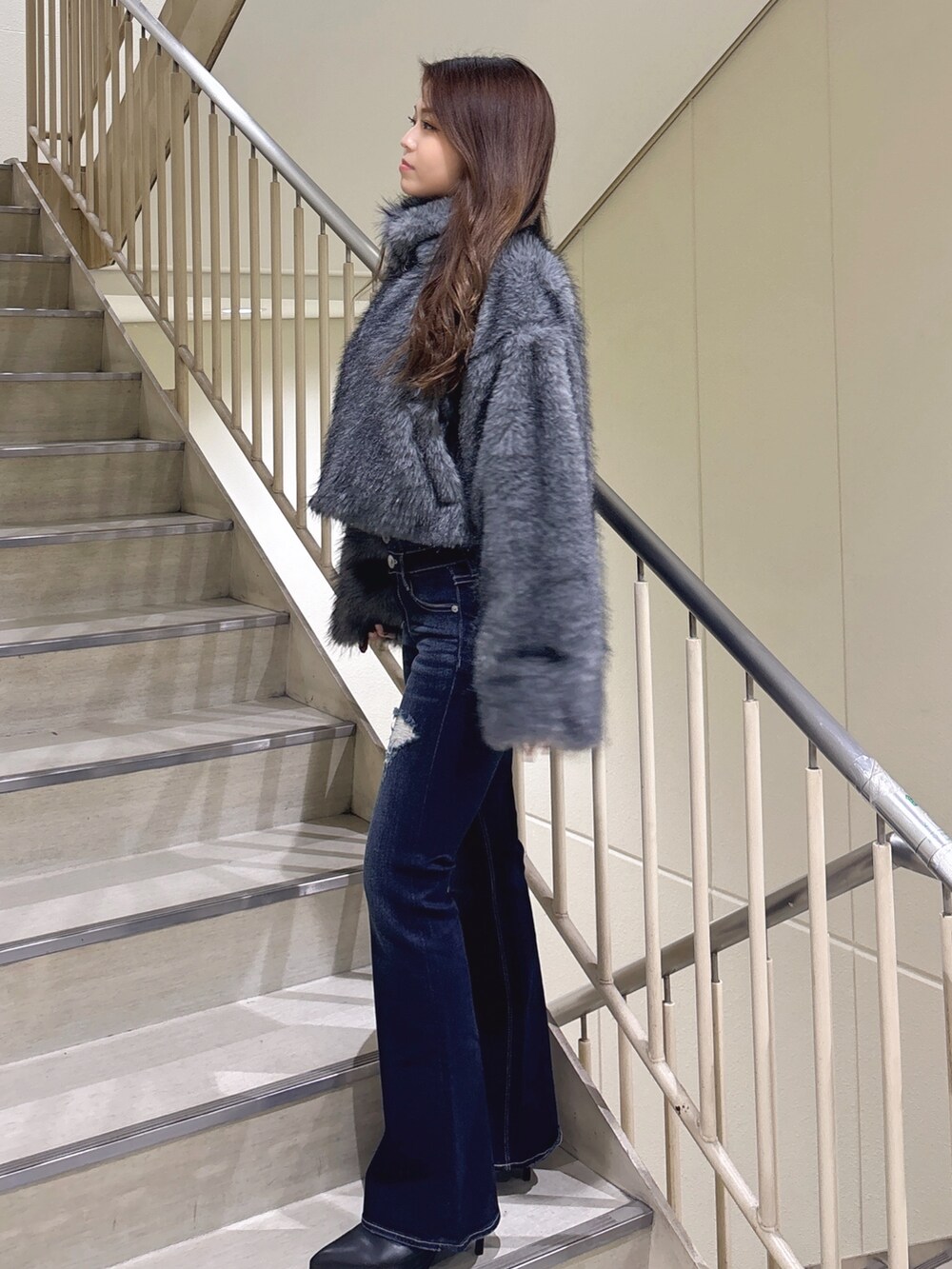 グレー系のその他アウター、ブルー系のデニムパンツ、ブラック系のパンプスを着用したレディースの冬コーディネートの4枚目の写真