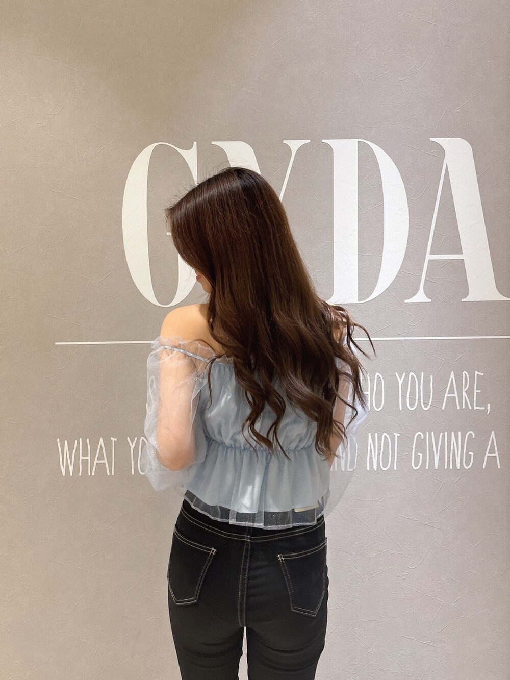 ブルー系のシャツ/ブラウス、ブラック系のデニムパンツ、ホワイト系のパンプスを着用したレディースの春コーディネートの7枚目の写真