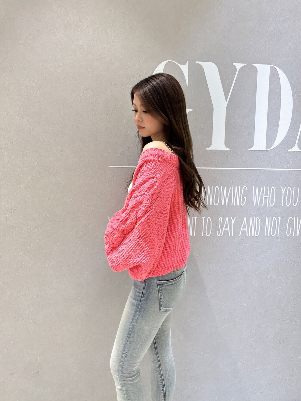 ホワイト系のキャミソール、ピンク系のカーディガン/ボレロ、ブルー系のデニムパンツを着用したレディースの春コーディネートの7枚目の写真