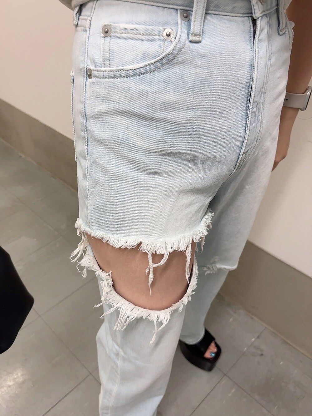 グレー系のTシャツ/カットソー、ブルー系のデニムパンツ、ブラック系のショルダーバッグを着用したレディースの夏コーディネートの9枚目の写真