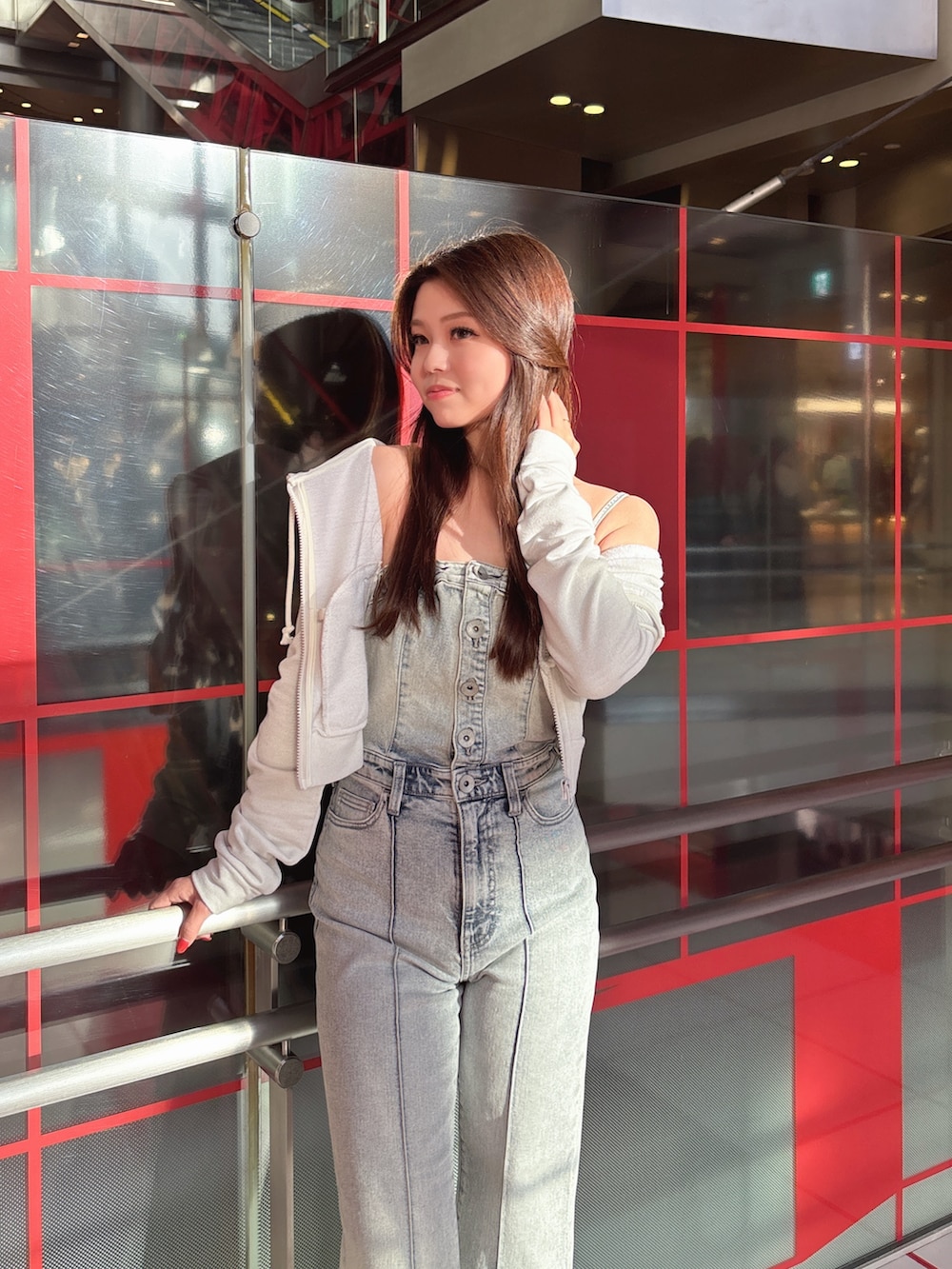 ブルー系のつなぎ/オールインワン、ホワイト系のパーカー、ブラック系のブーツを着用したレディースの冬コーディネートの4枚目の写真