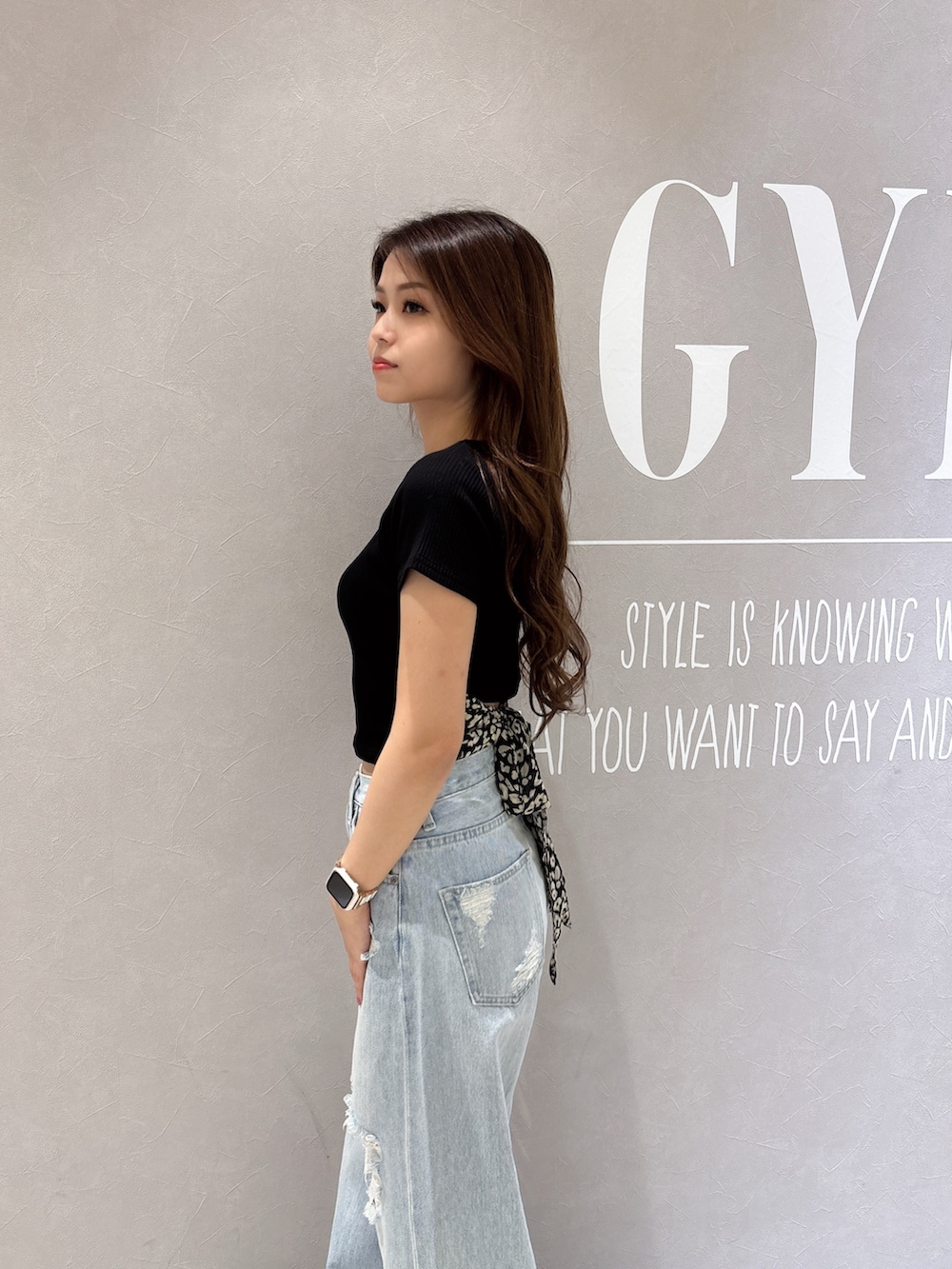 ブラック系のTシャツ/カットソー、ブルー系のデニムパンツ、ブラック系のサンダルを着用したレディースの夏コーディネートの5枚目の写真