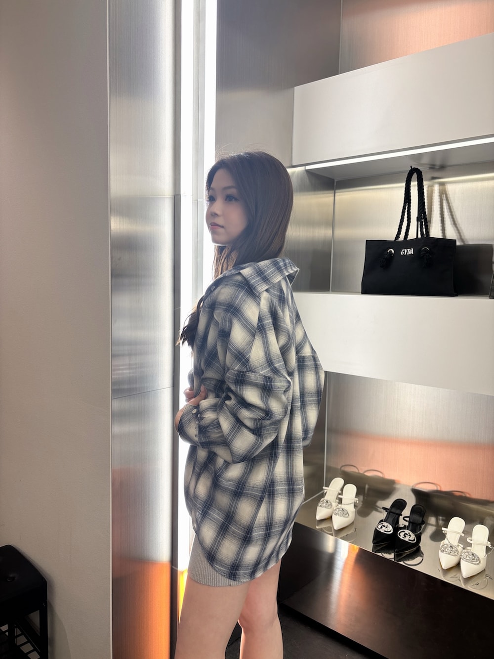 シルバー系のワンピース、ブルー系のシャツ/ブラウス、ブラック系のブーツを着用したレディースの春コーディネートの5枚目の写真