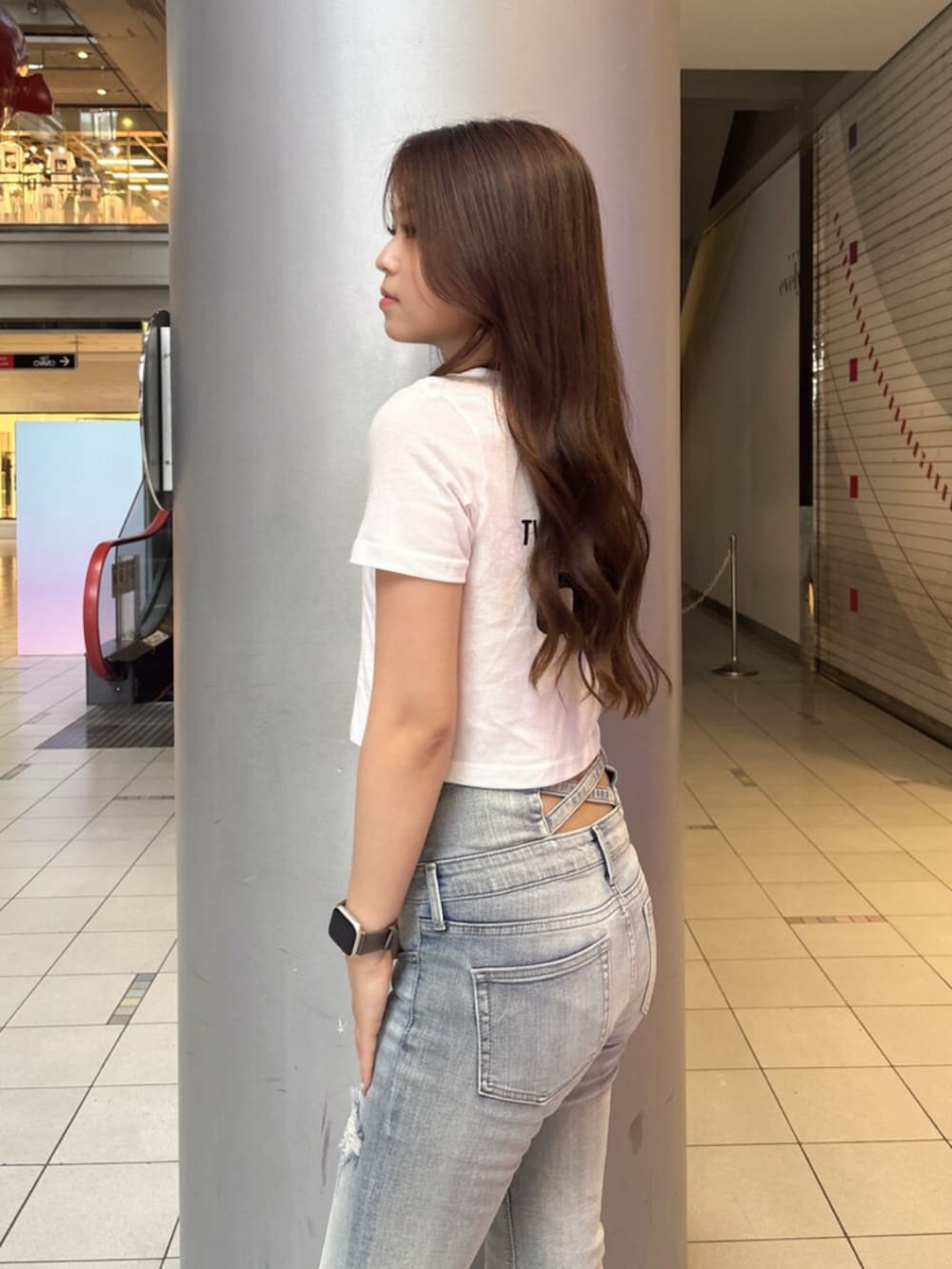 ブルー系のデニムパンツ、ホワイト系のサンダル、ホワイト系のTシャツ/カットソーを着用したレディースの夏コーディネートの5枚目の写真