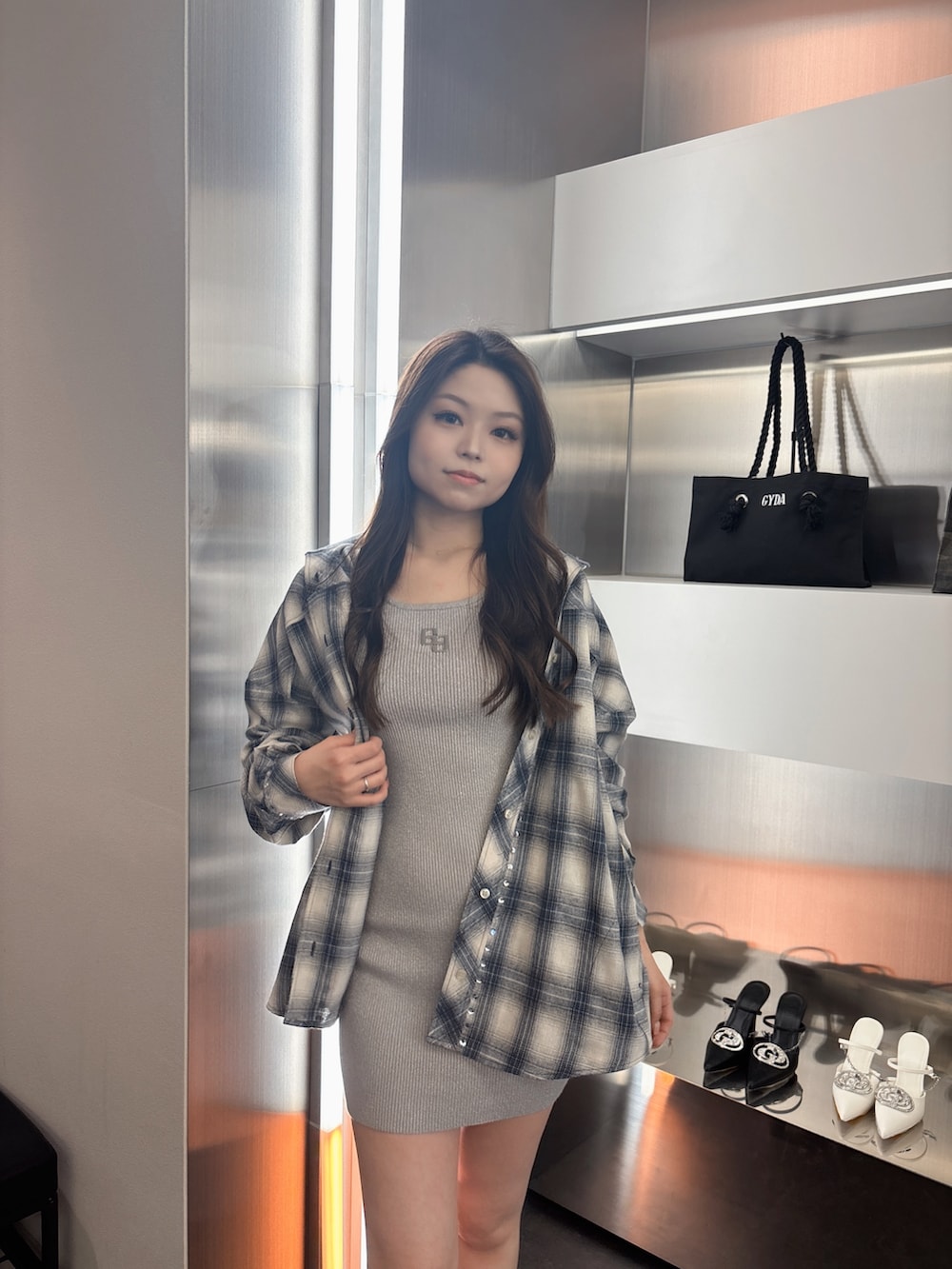 シルバー系のワンピース、ブルー系のシャツ/ブラウス、ブラック系のブーツを着用したレディースの春コーディネートの4枚目の写真