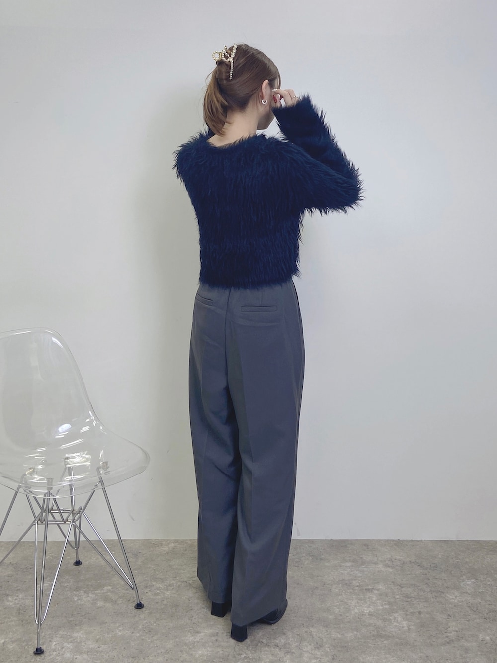 グレー系のその他パンツ、ブラック系のカーディガン/ボレロを着用したレディースの秋コーディネートの2枚目の写真