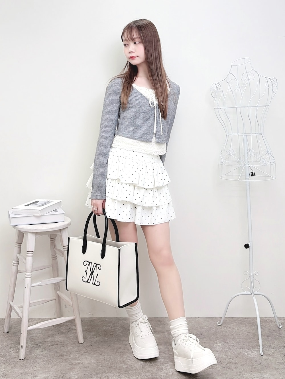 グレー系のTシャツ/カットソー、ホワイト系のスカートを着用したレディースの春コーディネートの4枚目の写真