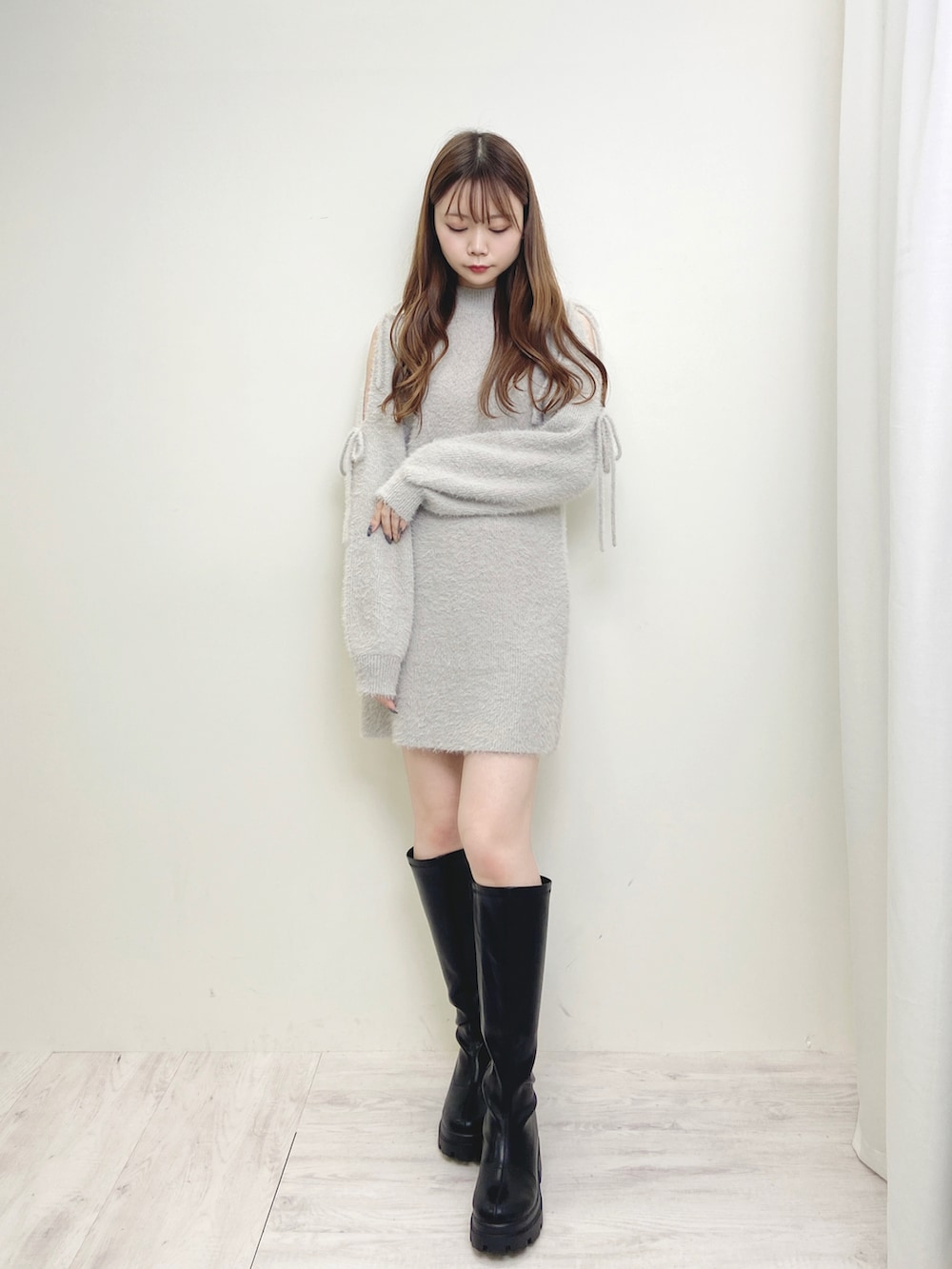 ブラック系のブーツ、グレー系のワンピース/ドレスを着用したレディースの秋コーディネートの2枚目の写真