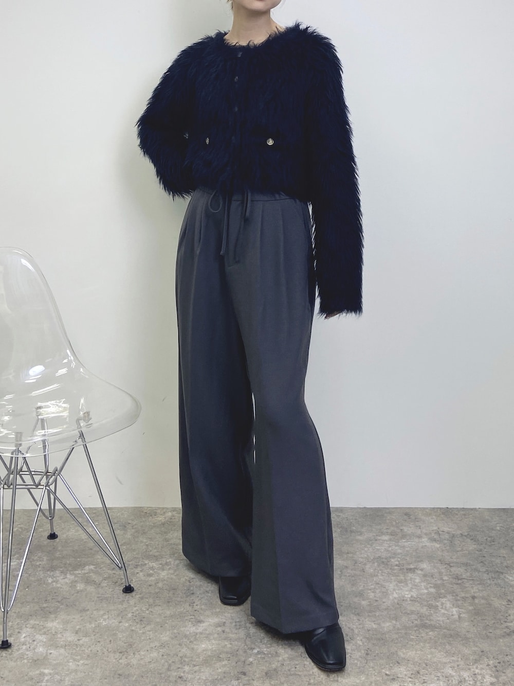 グレー系のその他パンツ、ブラック系のカーディガン/ボレロを着用したレディースの秋コーディネートの6枚目の写真