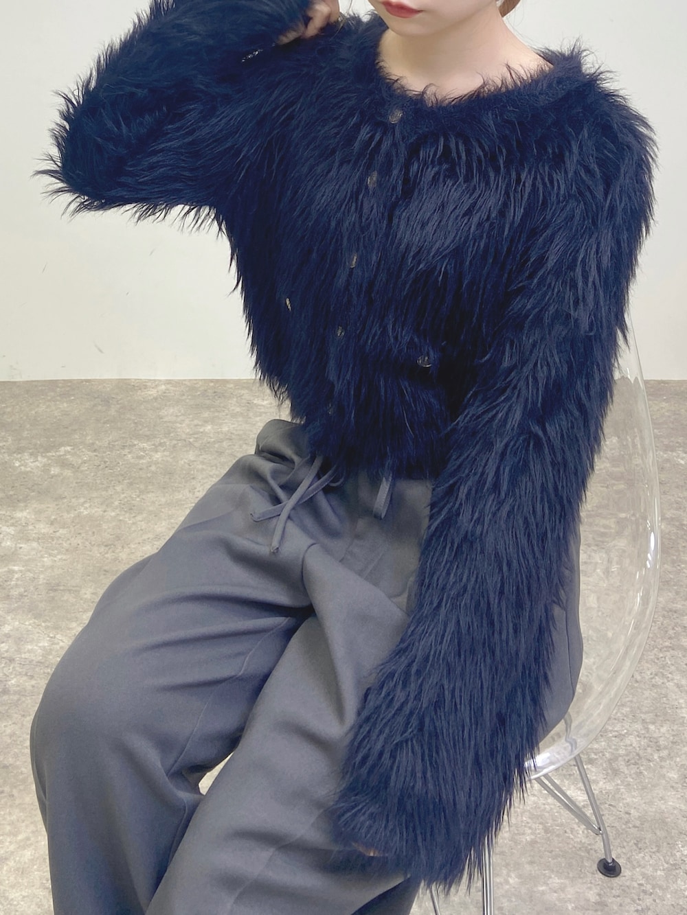 グレー系のその他パンツ、ブラック系のカーディガン/ボレロを着用したレディースの秋コーディネートの4枚目の写真