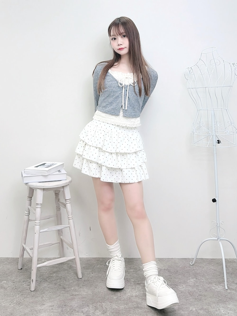 グレー系のTシャツ/カットソー、ホワイト系のスカートを着用したレディースの春コーディネートの2枚目の写真