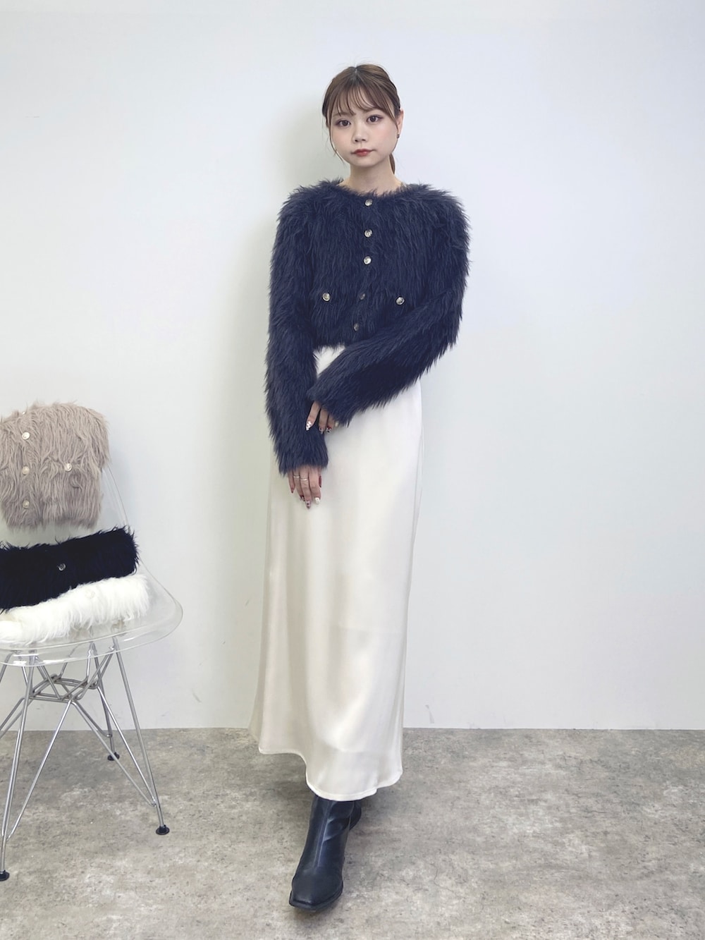 ホワイト系のスカート、グレー系のカーディガン/ボレロを着用したレディースの秋コーディネートの2枚目の写真