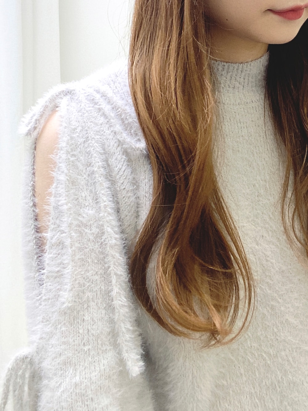 ブラック系のブーツ、グレー系のワンピース/ドレスを着用したレディースの秋コーディネートの3枚目の写真