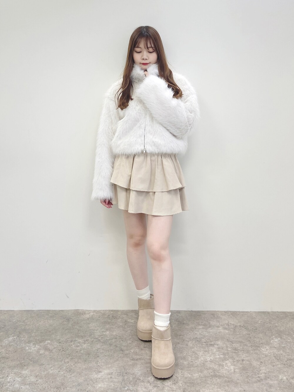 ホワイト系のスカート、ホワイト系のブルゾンを着用したレディースの秋コーディネートの2枚目の写真