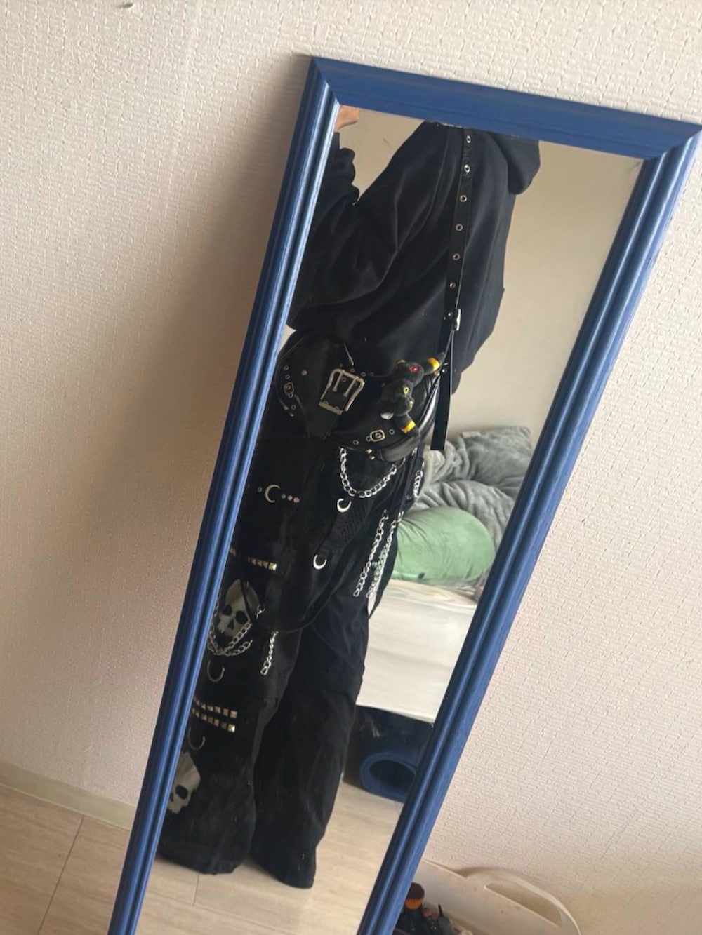 ブラック系のパーカー、ブラック系のその他パンツ、ブラック系のショルダーバッグを着用したメンズの冬コーディネートの2枚目の写真