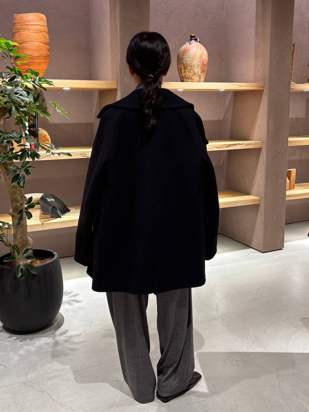 ホワイト系のその他トップス、グレー系のその他パンツ、グレー系のニット/セーターを着用したレディースの秋コーディネートの3枚目の写真