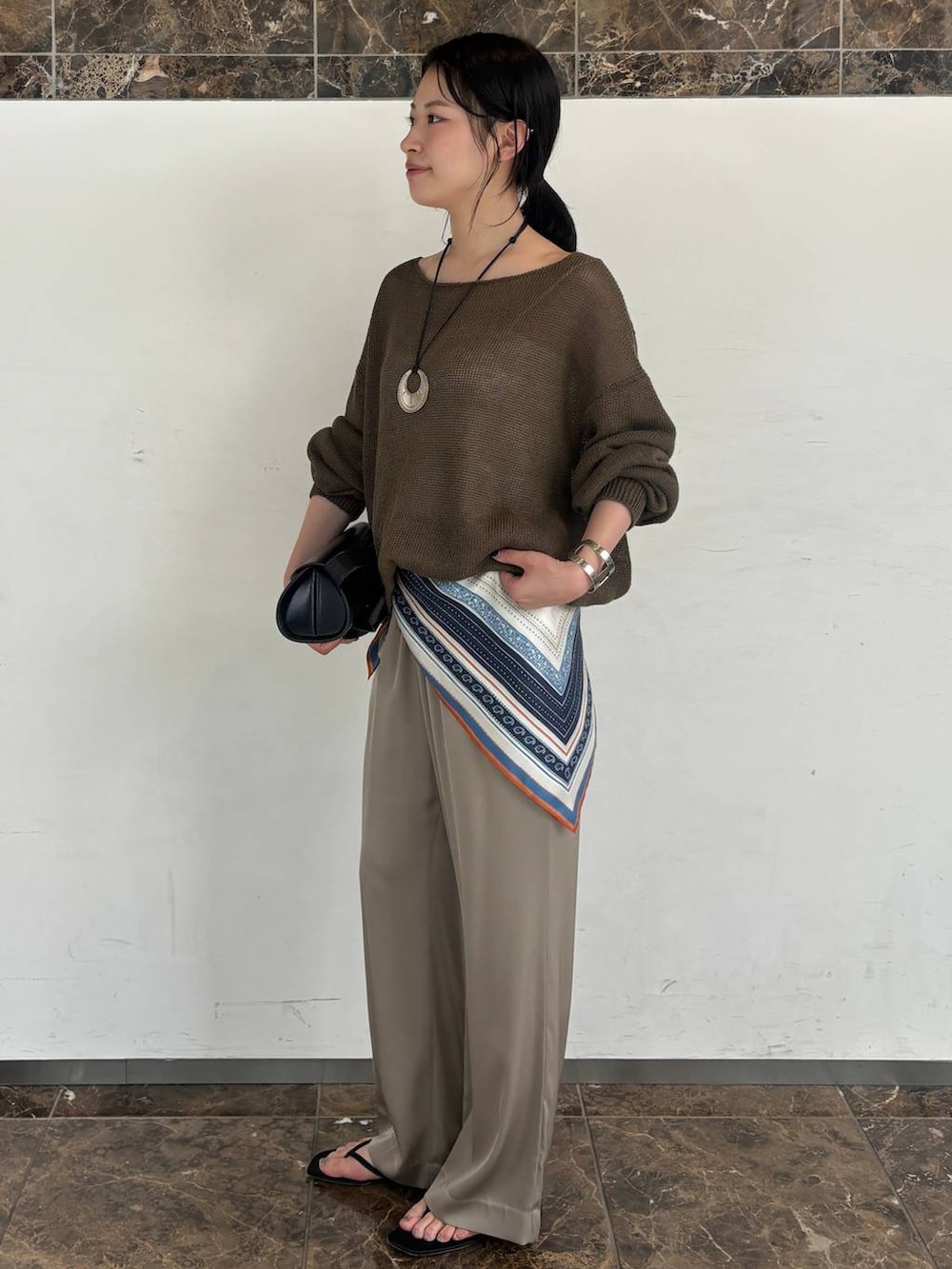 グレー系のその他パンツ、グレー系のネックレス、グレー系のバングル/リストバンドを着用したレディースの夏コーディネートの2枚目の写真