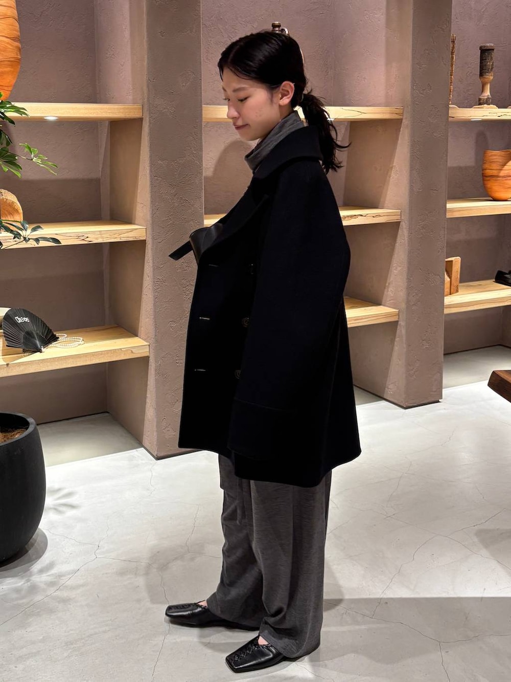 ホワイト系のその他トップス、グレー系のその他パンツ、グレー系のニット/セーターを着用したレディースの秋コーディネートの2枚目の写真