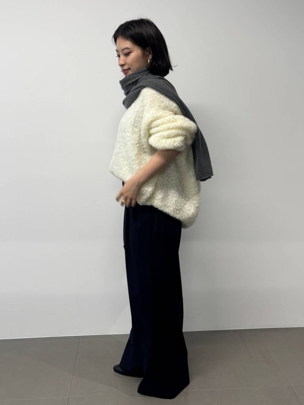 ホワイト系のニット/セーター、グレー系のストール/ショールを着用したレディースの秋コーディネートの2枚目の写真