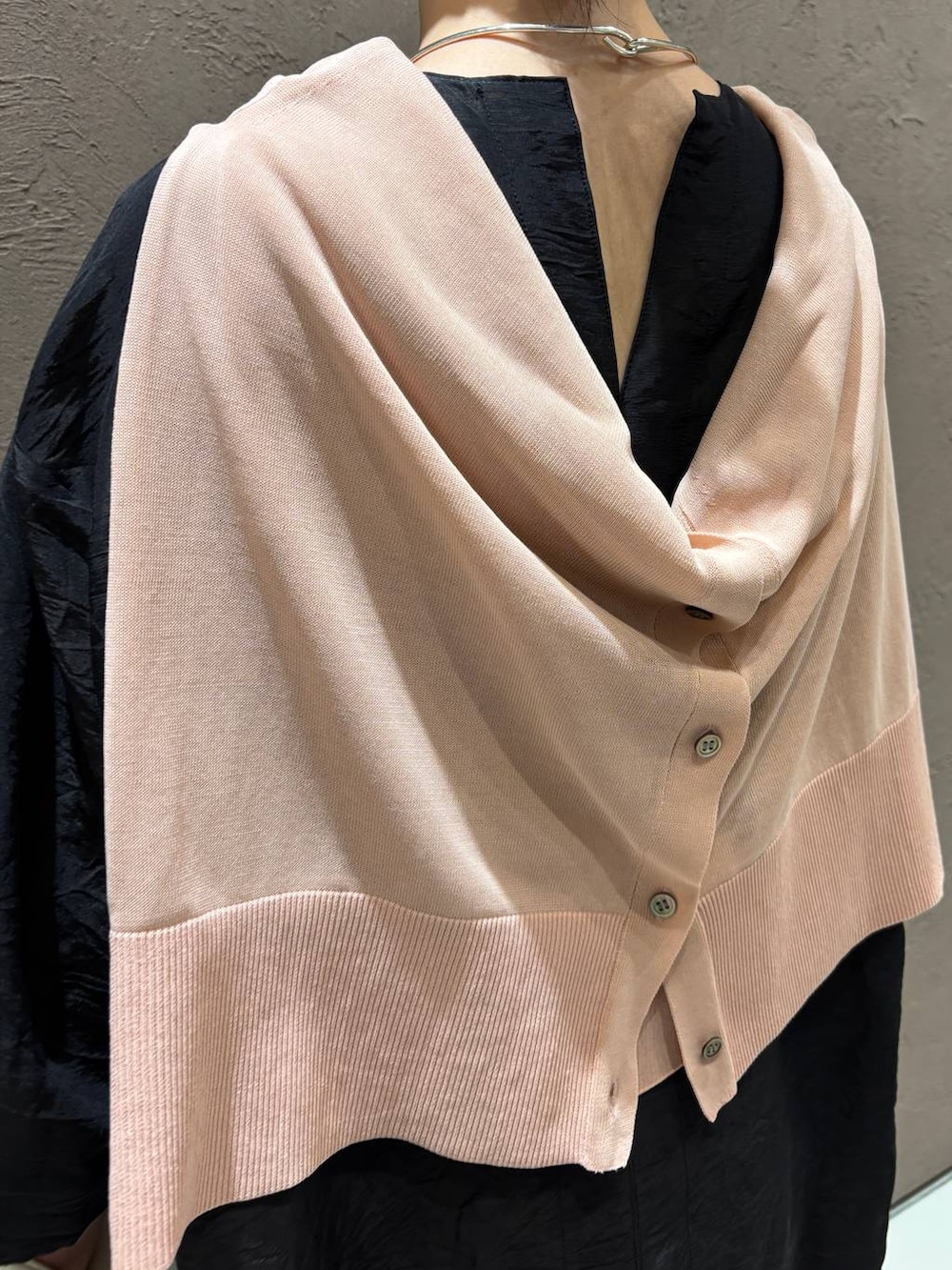 ピンク系のカーディガン/ボレロ、ブラック系のその他パンツ、ブラック系のシャツ/ブラウスを着用したレディースの夏コーディネートの6枚目の写真