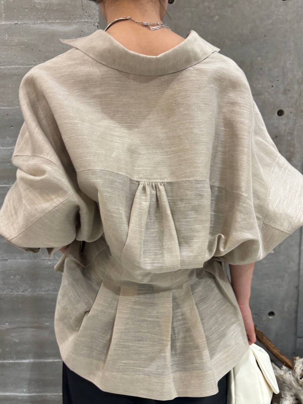 ベージュ系のシャツ/ブラウス、グレー系のスカートを着用したレディースの夏コーディネートの5枚目の写真