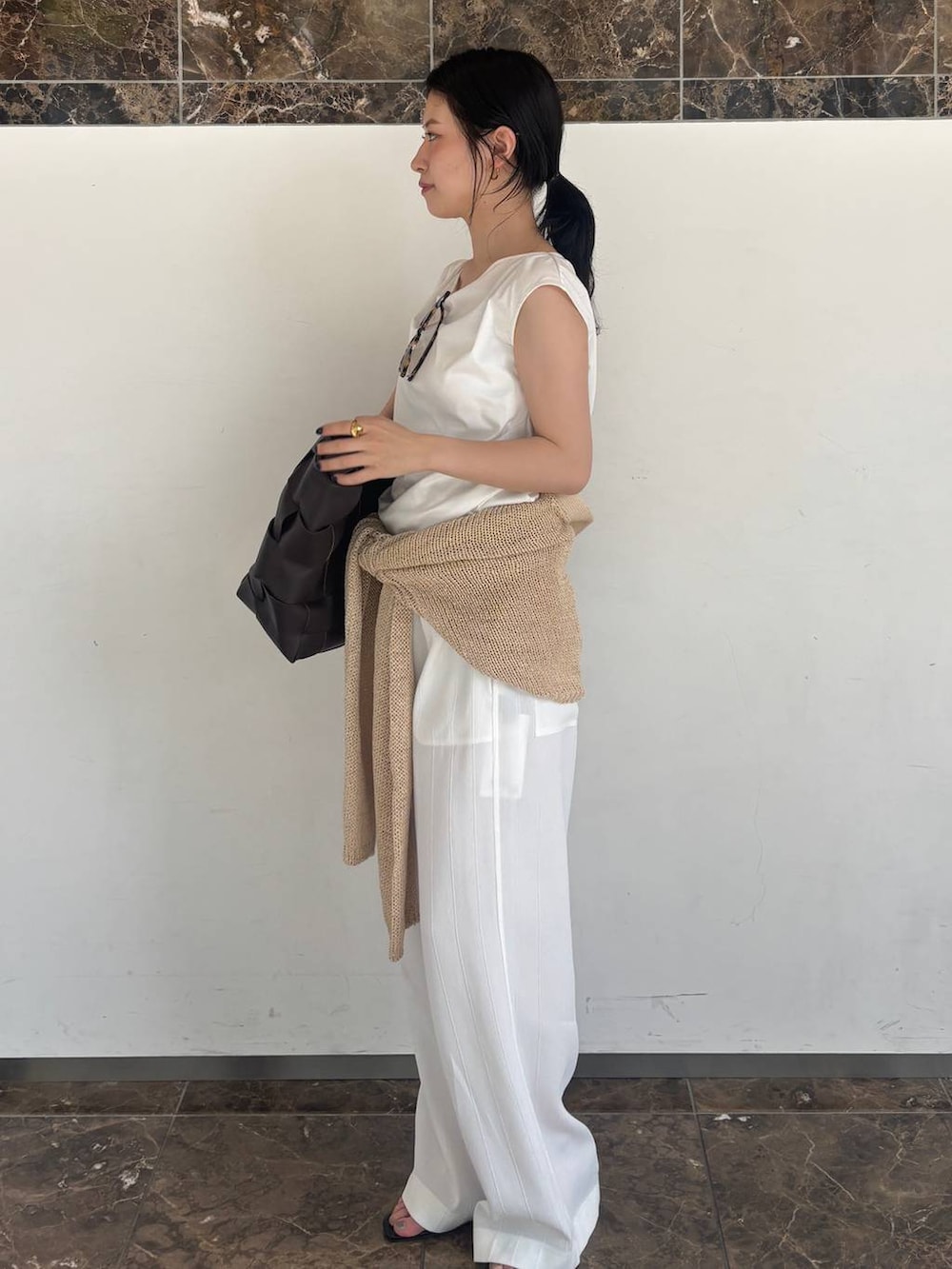 ベージュ系のカーディガン/ボレロ、ホワイト系のTシャツ/カットソーを着用したレディースの夏コーディネートの2枚目の写真