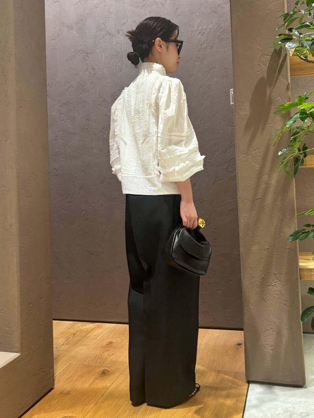 グレー系のスラックス、ホワイト系のシャツ/ブラウスを着用したレディースの春コーディネートの3枚目の写真