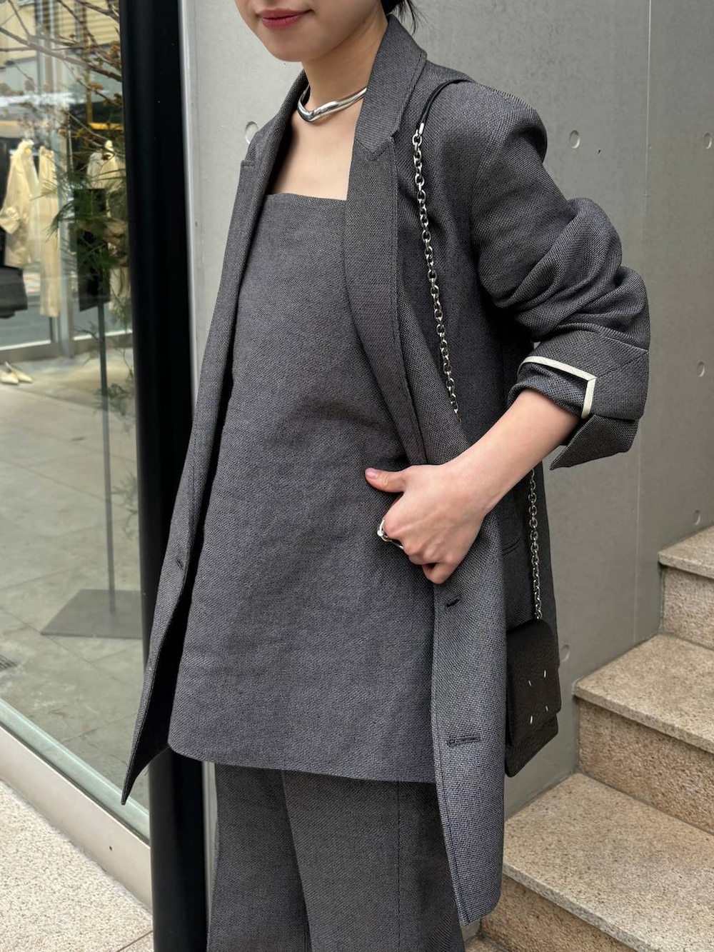 ブラック系のテーラードジャケット、ブラック系のその他パンツ、ブラック系のベストを着用したレディースの春コーディネートの6枚目の写真