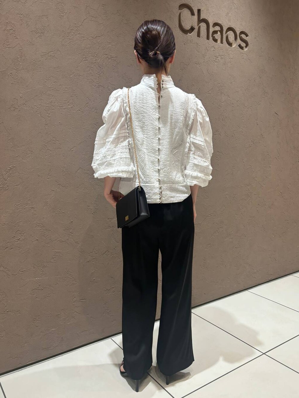 ホワイト系のシャツ/ブラウスを着用したレディースの春コーディネートの3枚目の写真