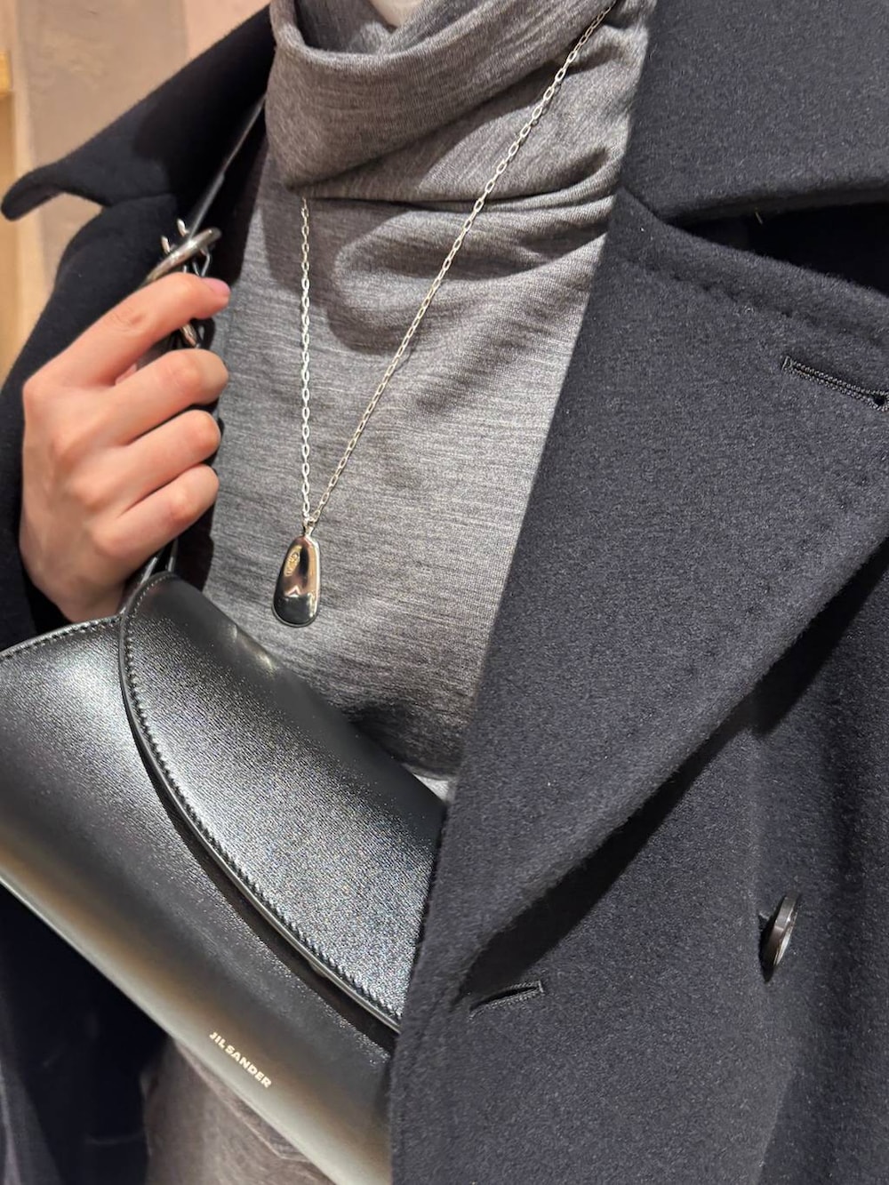 ホワイト系のその他トップス、グレー系のその他パンツ、グレー系のニット/セーターを着用したレディースの秋コーディネートの5枚目の写真