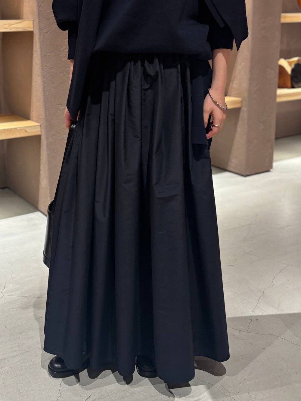 ブルー系のニット/セーター、ブルー系のニット/セーター、ブルー系のスカートを着用したレディースの秋コーディネートの8枚目の写真