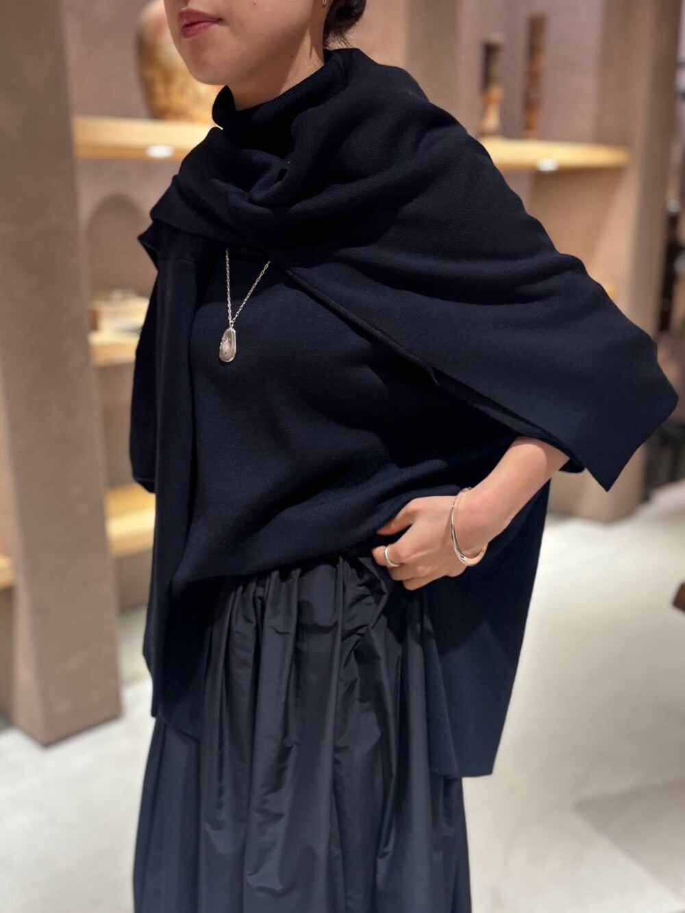 ブルー系のニット/セーター、ブルー系のニット/セーター、ブルー系のスカートを着用したレディースの秋コーディネートの6枚目の写真