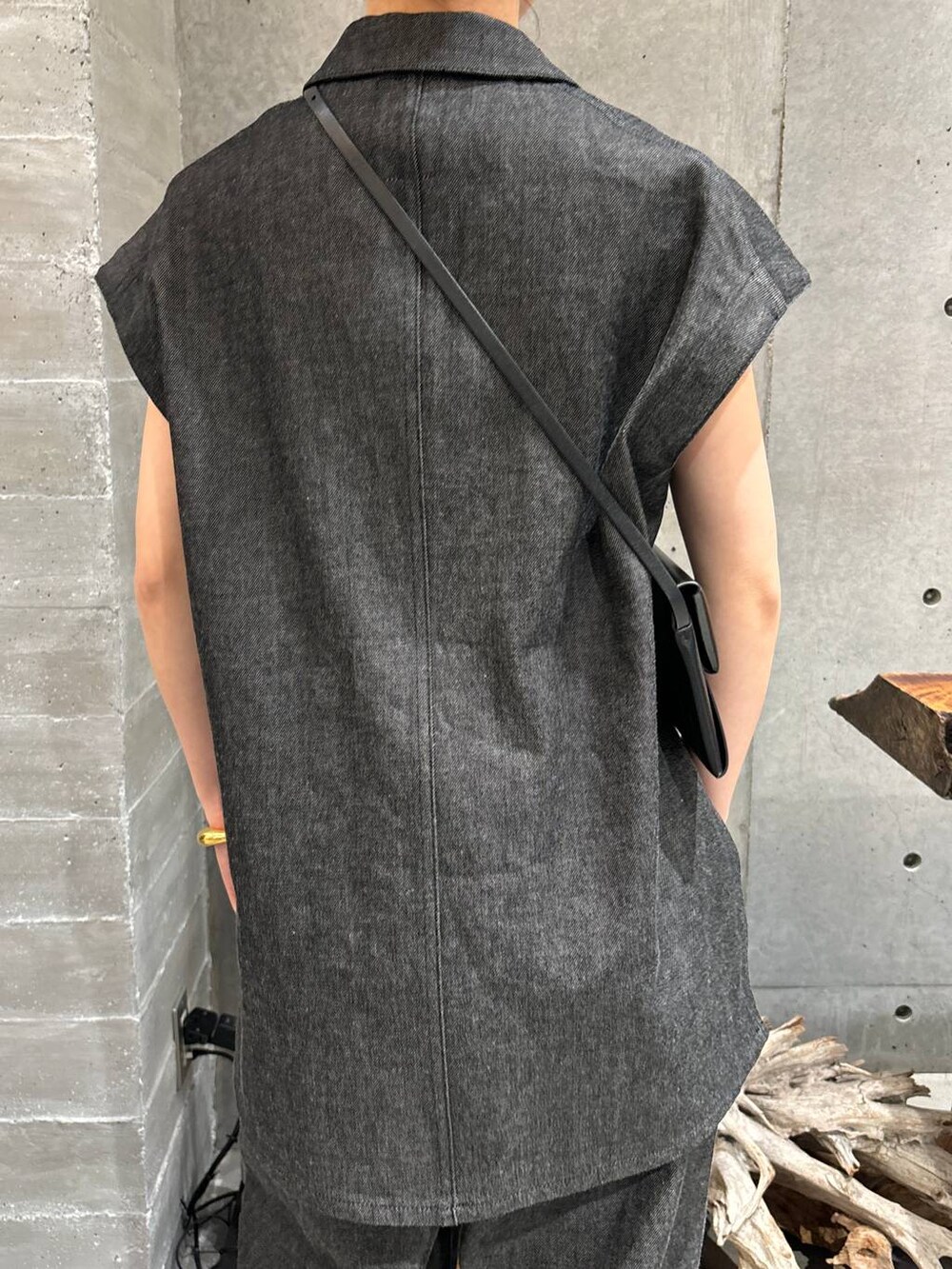 ブラック系のシャツ/ブラウス、ブラック系のデニムパンツを着用したレディースの夏コーディネートの7枚目の写真