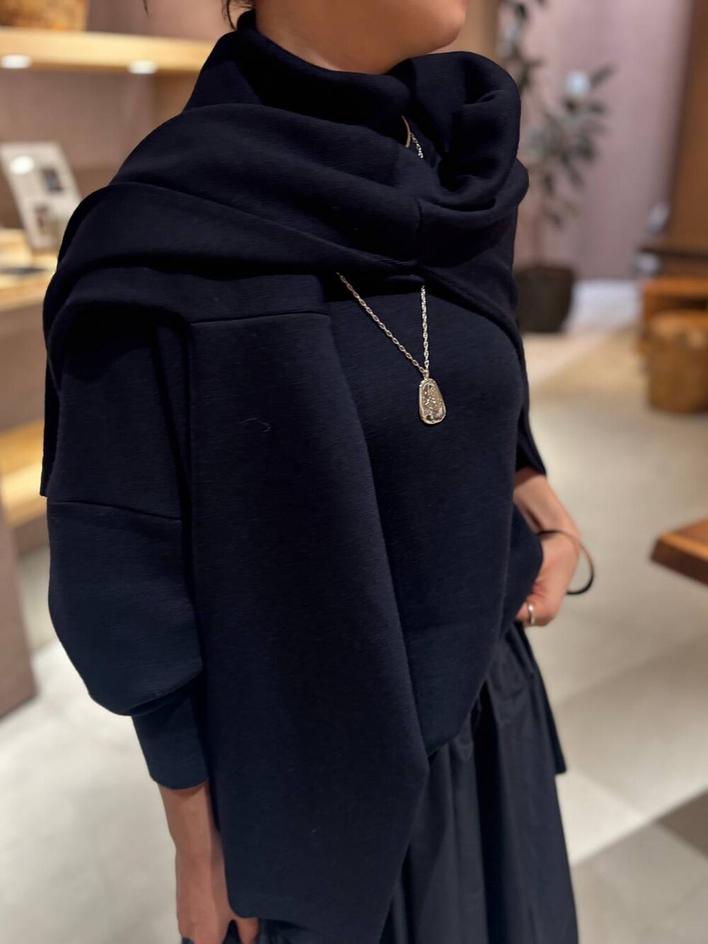 ブルー系のニット/セーター、ブルー系のニット/セーター、ブルー系のスカートを着用したレディースの秋コーディネートの5枚目の写真