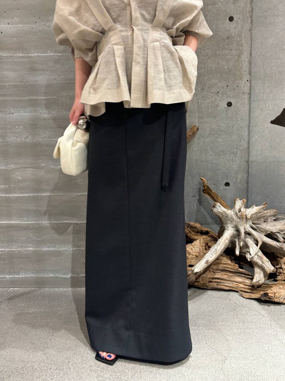 ベージュ系のシャツ/ブラウス、グレー系のスカートを着用したレディースの夏コーディネートの6枚目の写真