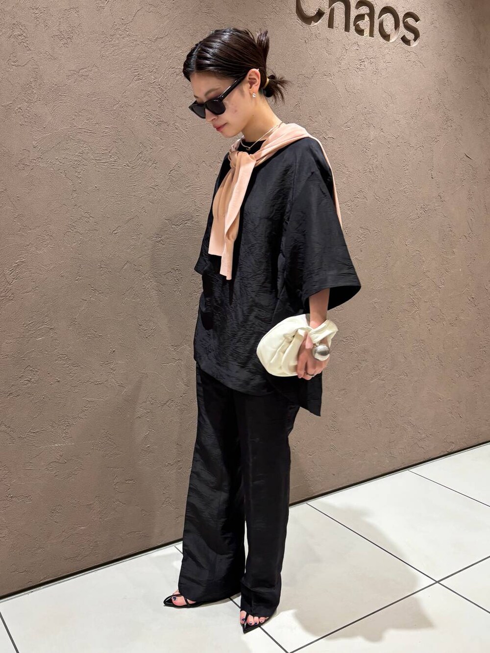 ピンク系のカーディガン/ボレロ、ブラック系のその他パンツ、ブラック系のシャツ/ブラウスを着用したレディースの夏コーディネートの2枚目の写真